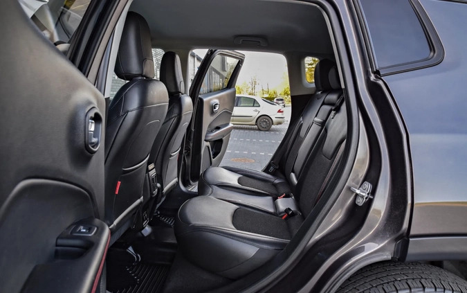 Jeep Compass cena 84900 przebieg: 90000, rok produkcji 2019 z Sochaczew małe 781